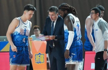 宝威体育app下载-新疆男篮官宣！后场大将韧带撕裂赛季报销，场均17+7新外援加盟！